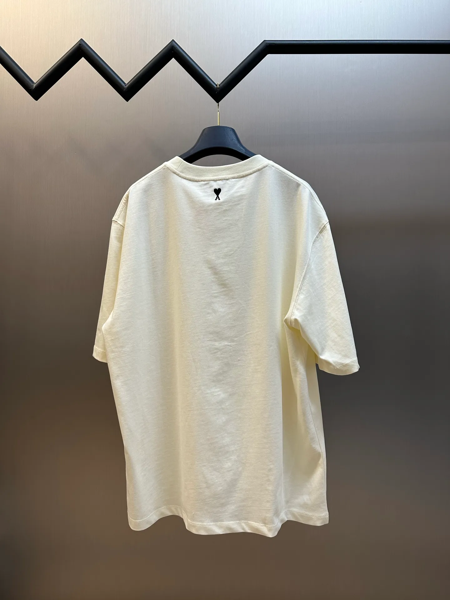 Ami Retro printed short sleeves are made of custom-made double-ply high-density heavyweight cotton fabric. Retro printed ADC is embellished on the chest. It disassembles and reorganizes the Hong Kong style flowers and geometric lines in the 1990s. The gentle confession of three-dimensional relief and the love embroidery on the back add brand recognition. The dropped shoulder tailoring unlocks the effortless French sense of relaxation. It carries all the imagination of Retro and can be worn into daily high-end. Adopting imported machine embroidery technology, using advanced computer control systems and precision mechanical components, Ami love embroidery operations are realized with high precision and smooth and delicate lines. Flocking three-dimensional printing fixes short fibers vertically on the surface of the fabric through electrostatic adsorption, so that the fluff is negatively charged, and the fluff will be attracted to the plant body by the different electric potential, resulting in uniform fiber distribution and a strong three-dimensional effect. size：s m l xl